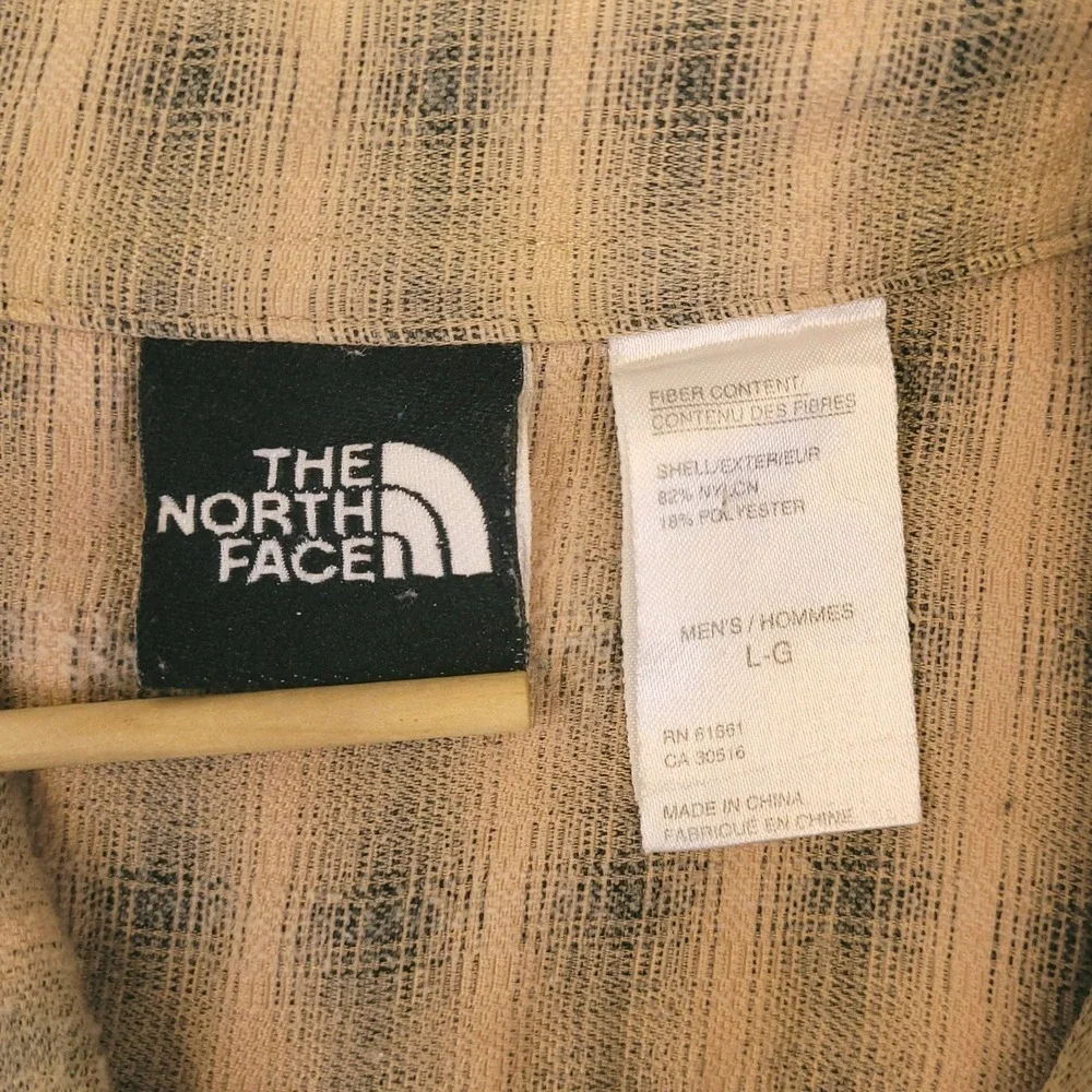 North Face Hiking‎ Shirt Men L Button Up Plaid Nylon Blend Pleated Dual Pocket